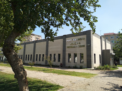 Mehmed Uzun Kütüphanesi Tümü görseli