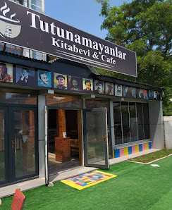 Tutunamayanlar Kitabevi & Kafe Tümü görseli